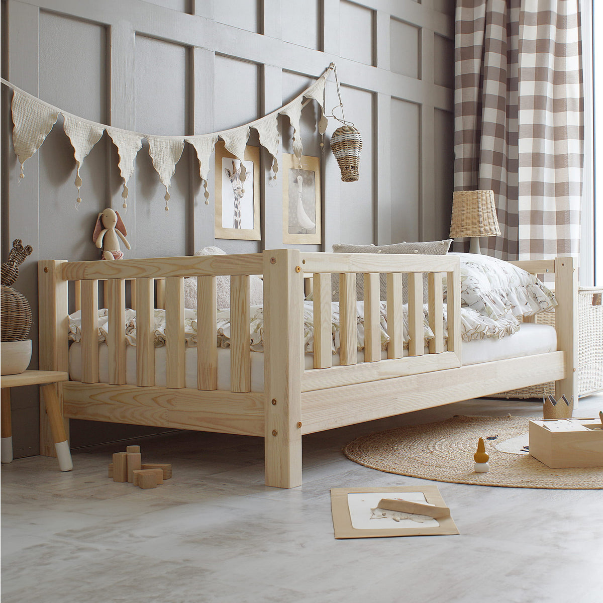 Basic Love Børneseng i Limet Fyrretræ i Flere Farver fra Raw Kids i farven Natur – fra Unique Beds, Home & Living