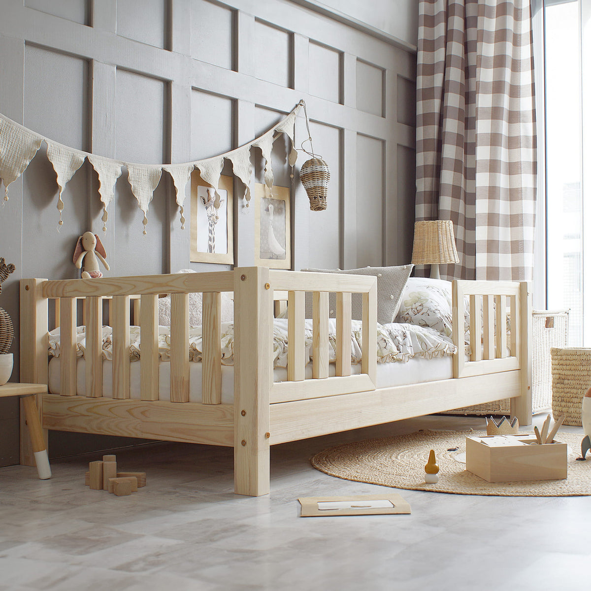 Basic Love Duo Børneseng med Midterindgang i Limet Fyrretræ i Flere Farver fra Raw Kids i farven Natur – fra Unique Beds, Home & Living