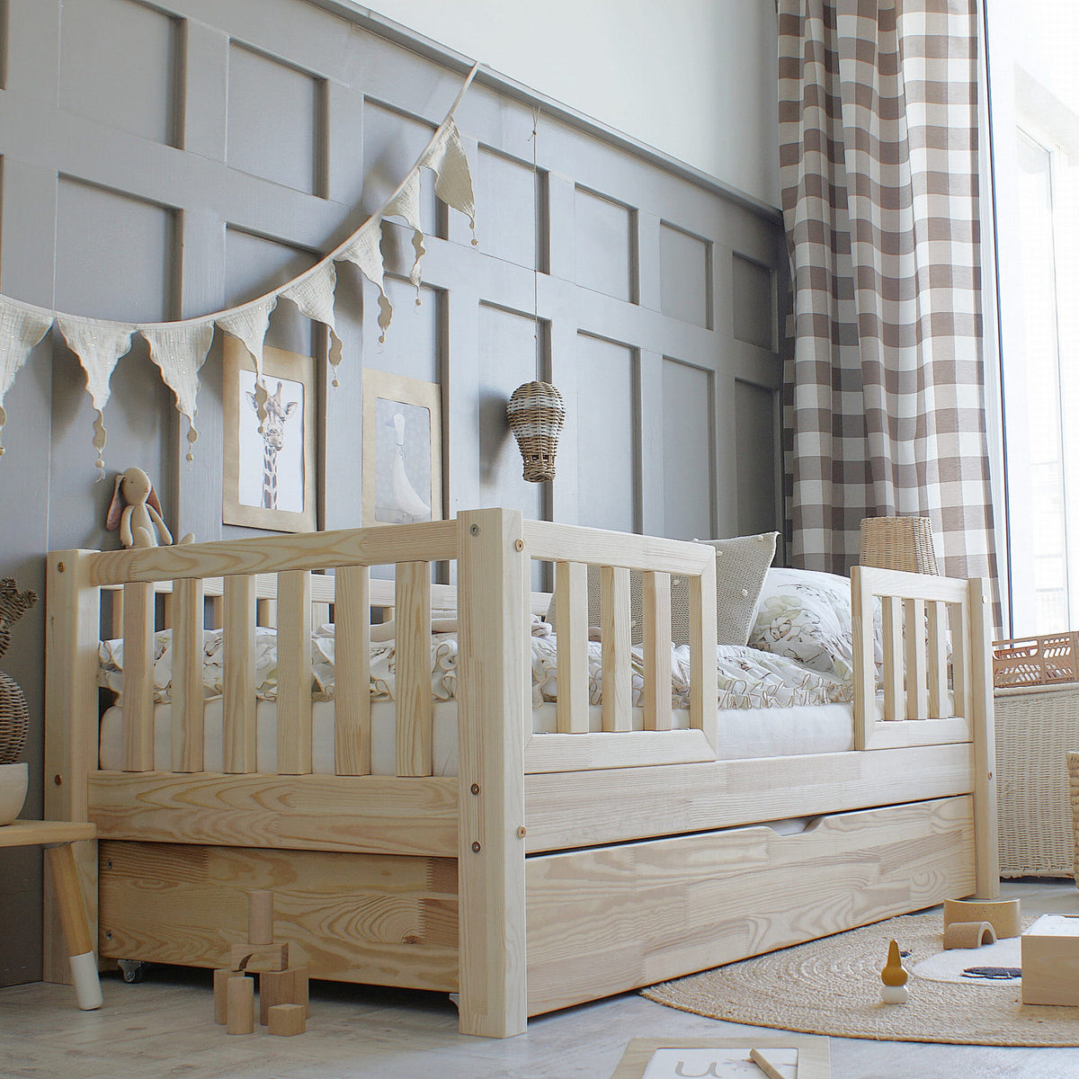 Basic Love Duo Plus Børneseng med Midterindgang og Skuffe i Limet Fyrretræ i Flere Farver fra Raw Kids i farven Natur – fra Unique Beds, Home & Living