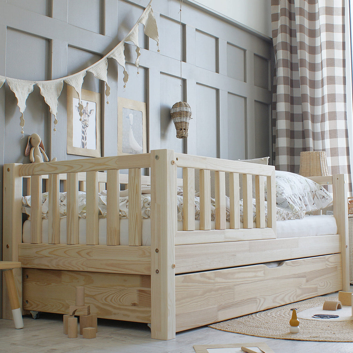 Basic Love Plus Børneseng med Skuffe i Limet Fyrretræ i Flere Farver fra Raw Kids i farven Natur – fra Unique Beds, Home & Living