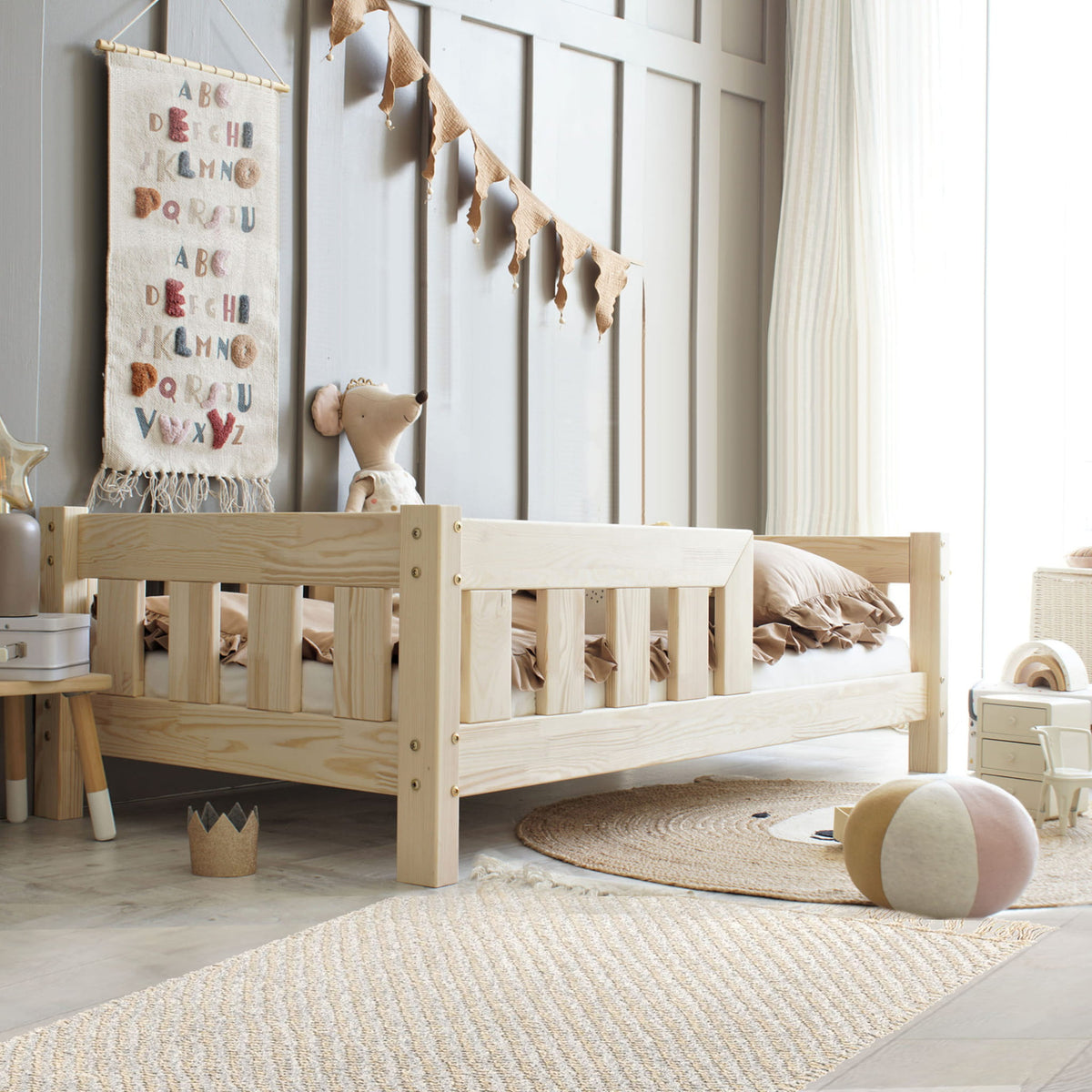 Basic Maxi Børneseng i Limet Fyrretræ i Flere Farver fra Raw Kids i farven Natur – fra Unique Beds, Home & Living