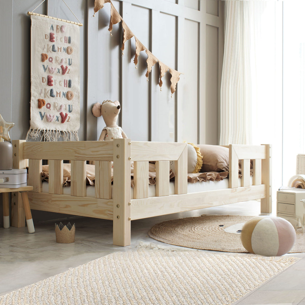 Basic Maxi Duo Børneseng med Midterindgang i Limet Fyrretræ i Flere Farver fra Raw Kids i farven Natur – fra Unique Beds, Home & Living