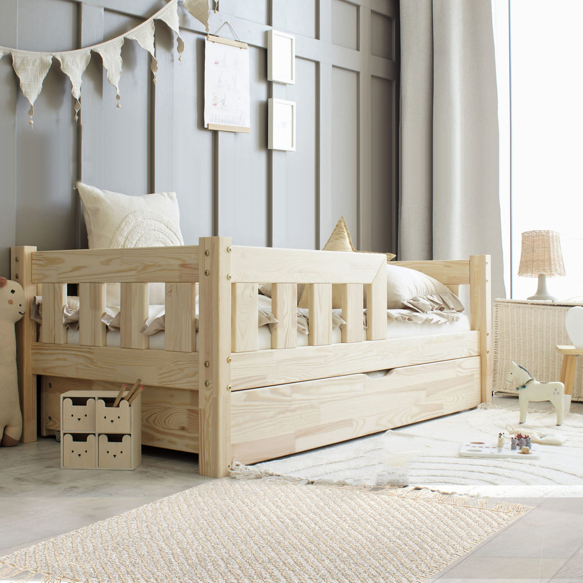 Basic Maxi Plus Børneseng med Skuffe i Limet Fyrretræ i Flere Farver fra Raw Kids i farven Natur – fra Unique Beds, Home & Living