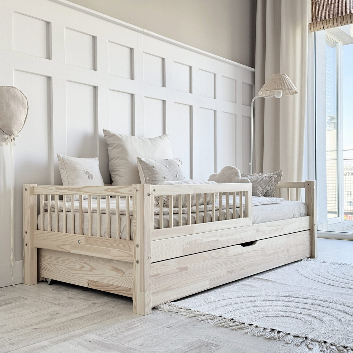 Basic Plus Børneseng med Rund Sengehest og Skuffe i Limet Fyrretræ i Flere Farver fra Raw Kids i farven Natur – fra Unique Beds, Home & Living