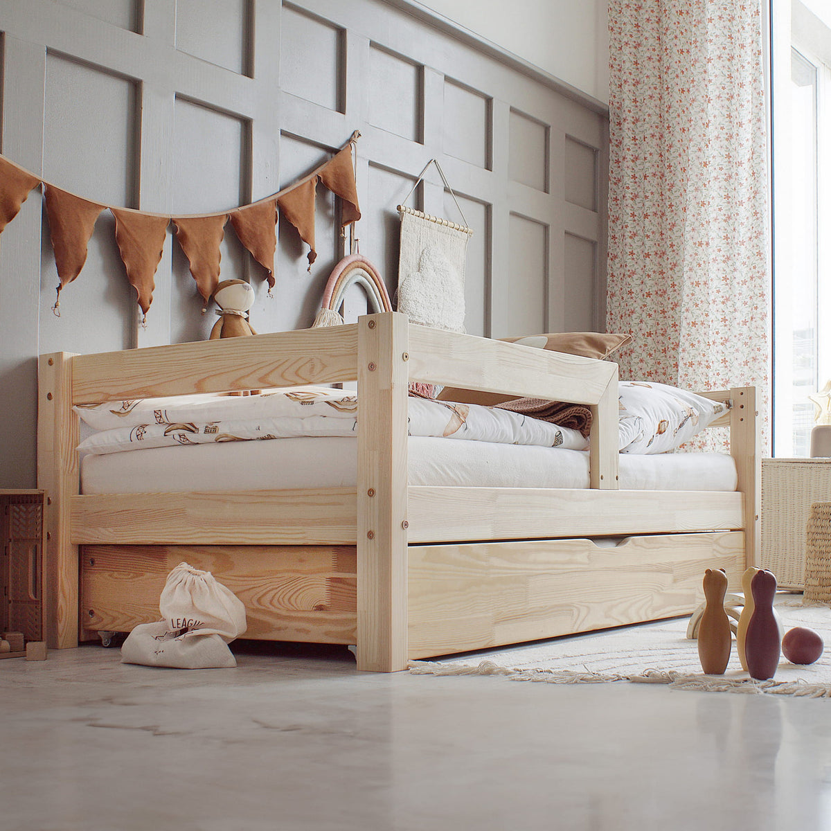 Basic Plus Børneseng med Simpel Sengehest og Skuffe i Limet Fyrretræ i Flere Farver fra Raw Kids i farven Natur – fra Unique Beds, Home & Living