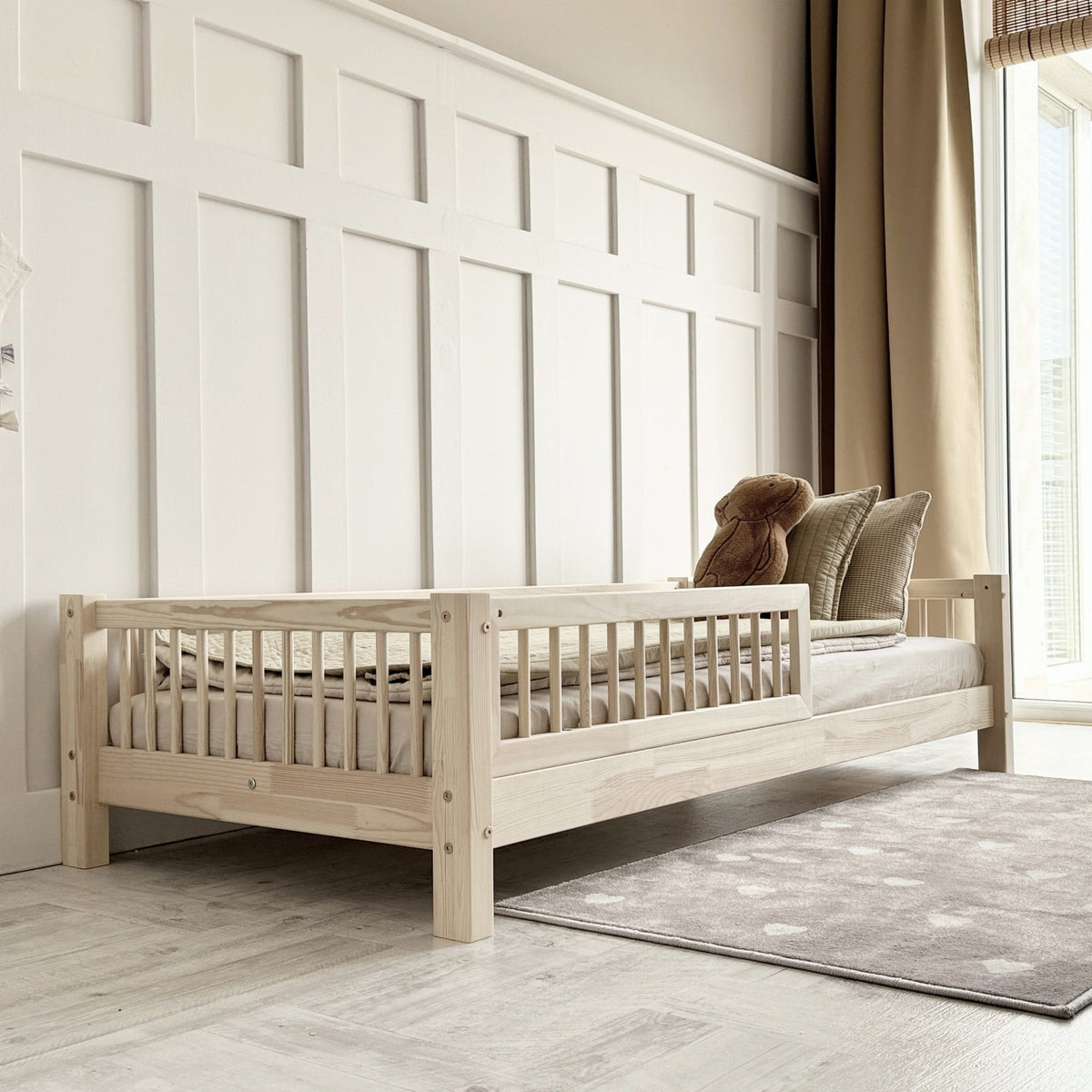 Basic Børneseng med Rund Sengehest i Limet Fyrretræ i Flere Farver fra Raw Kids i farven Natur – fra Unique Beds, Home & Living