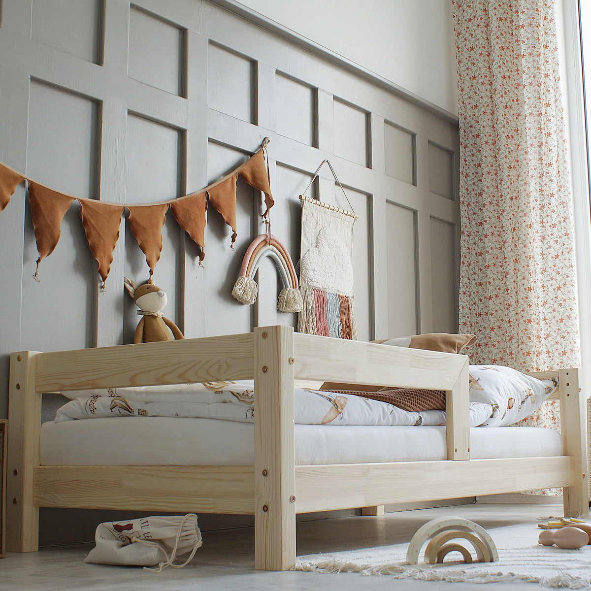 Basic Børneseng med Simpel Sengehest i Limet Fyrretræ i Flere Farver fra Raw Kids i farven Natur – fra Unique Beds, Home & Living