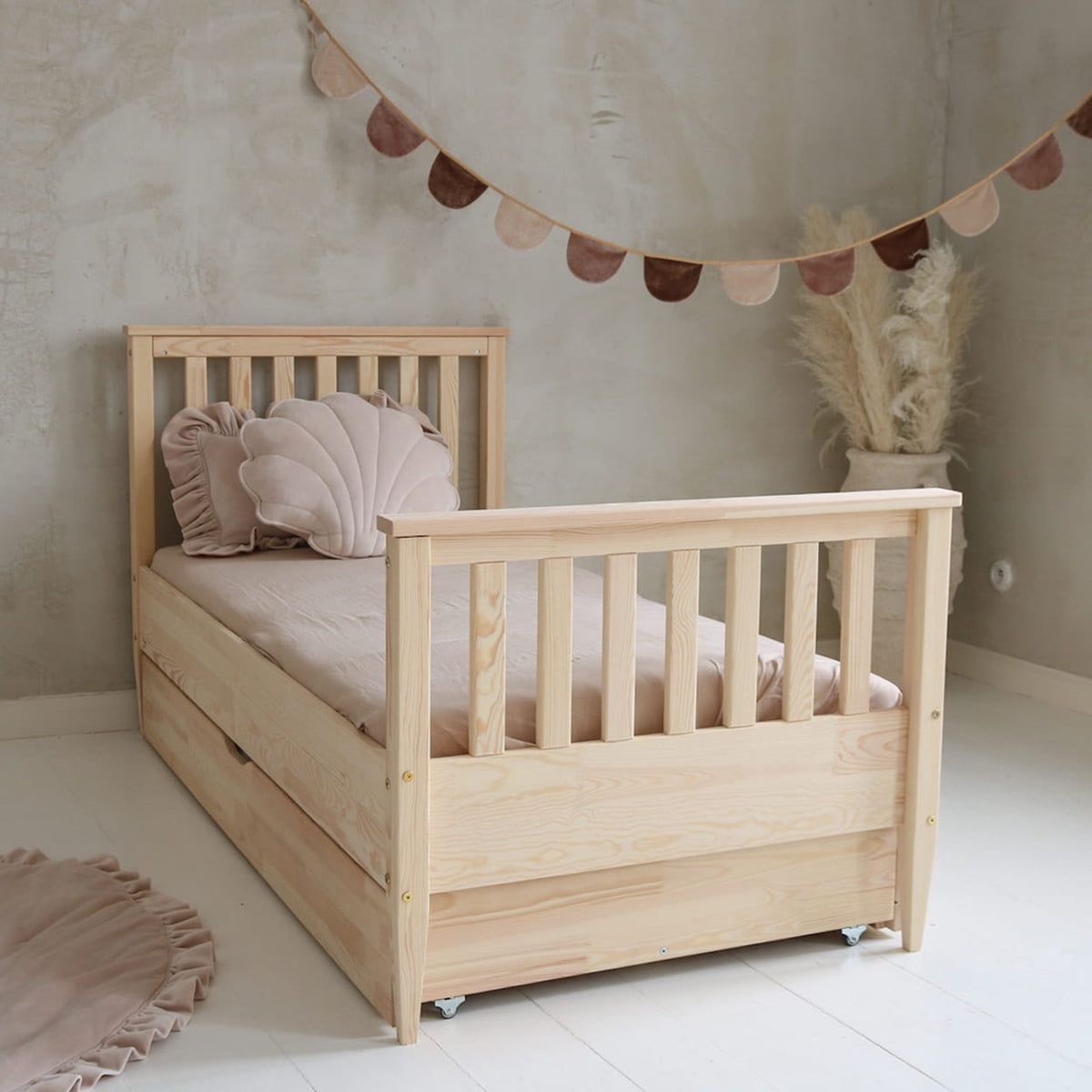 Boho Plus Børneseng med Hegngavl og Skuffe i Limet Fyrretræ i Flere Farver fra Raw Kids i farven Natur – fra Unique Beds, Home & Living