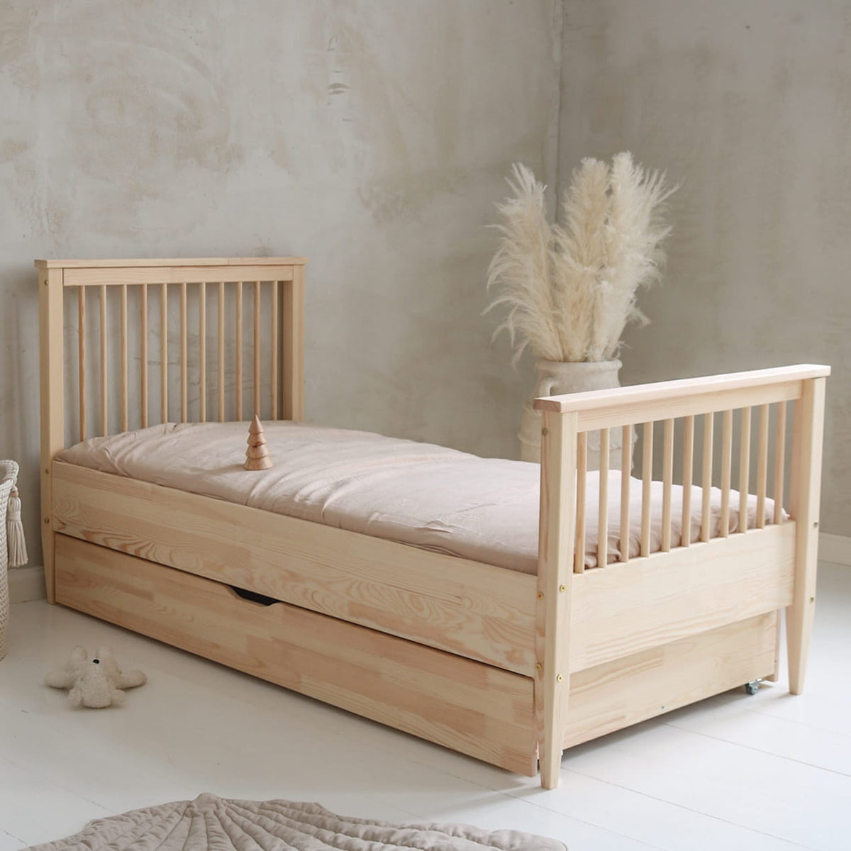 Boho Plus Børneseng med Rund Gavl og Skuffe i Limet Fyrretræ i Flere Farver fra Raw Kids i farven Natur – fra Unique Beds, Home & Living