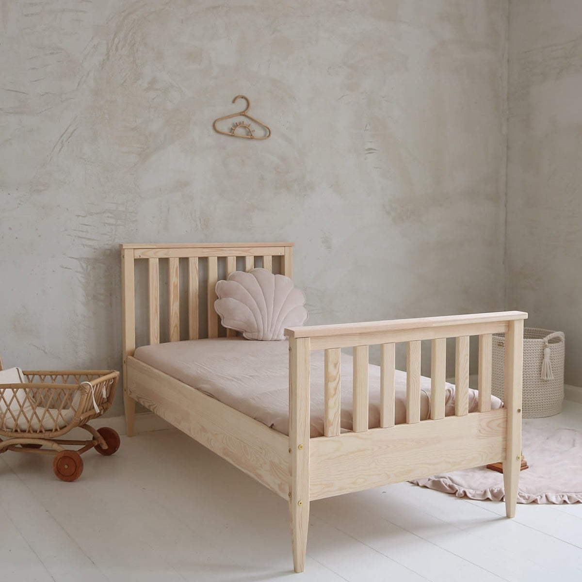 Boho Børneseng med Hegngavl i Limet Fyrretræ i Flere Farver fra Raw Kids i farven Natur – fra Unique Beds, Home & Living