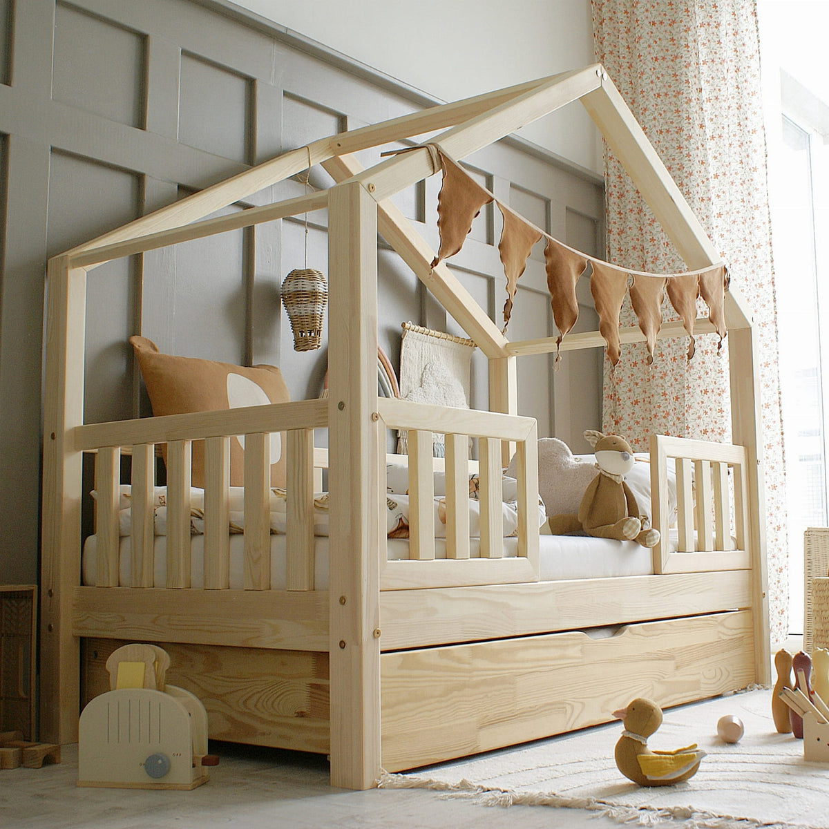 Husseng Duo Plus med Hegn, Midterindgang og Skuffe i Limet Fyrretræ i Flere Farver fra Raw Kids i farven Natur – fra Unique Beds, Home & Living