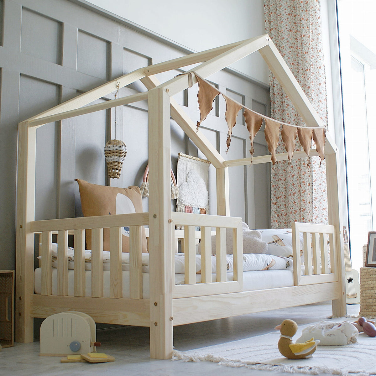 Husseng Duo med Hegn og Midterindgang i Limet Fyrretræ i Flere Farver fra Raw Kids i farven Natur – fra Unique Beds, Home & Living