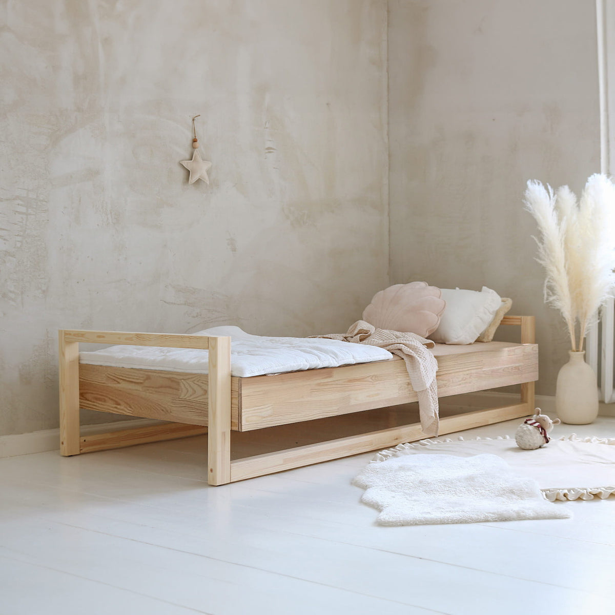 Modern Classic Børneseng i Limet Fyrretræ i Flere Farver fra Raw Kids i farven Natur – fra Unique Beds, Home & Living