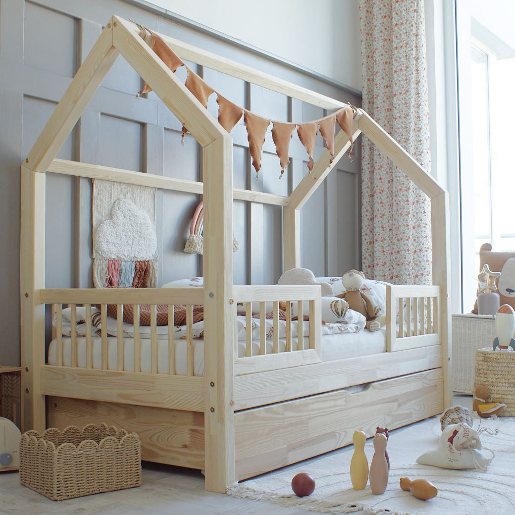 Pioli Duo Plus Husseng med Midterindgang og Skuffe i Limet Fyrretræ i Flere Farver fra Raw Kids i farven Natur – fra Unique Beds, Home & Living