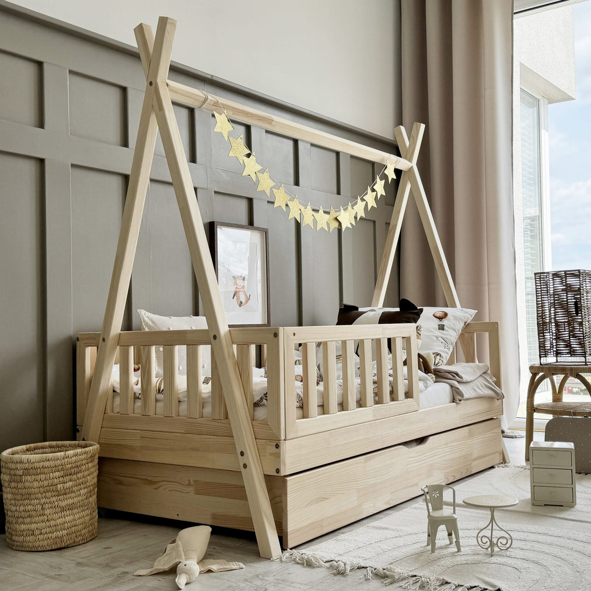 Tipiseng Plus med Hegn og Skuffe i Limet Fyrretræ i Flere Farver fra Raw Kids i farven Natur – fra Unique Beds, Home & Living