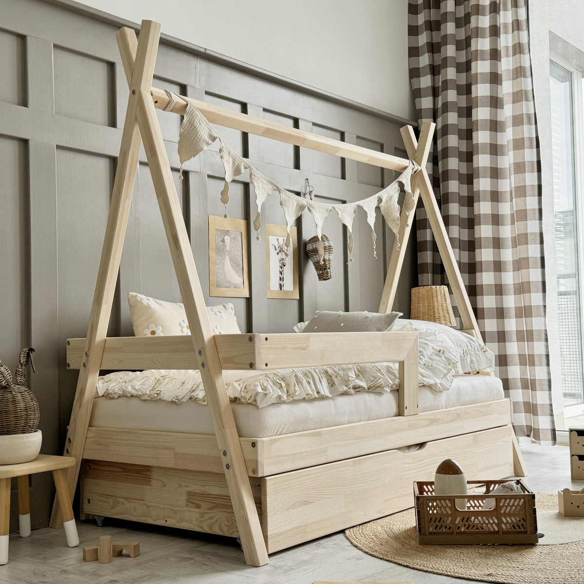 Tipiseng Plus med Simpel Sengehest og Skuffe i Limet Fyrretræ i Flere Farver fra Raw Kids i farven Natur – fra Unique Beds, Home & Living
