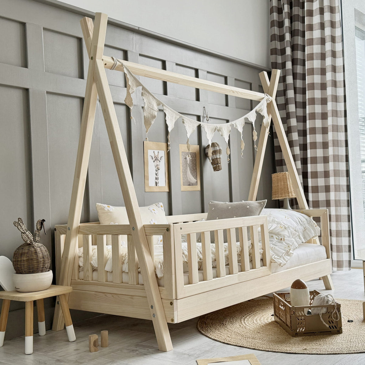 Tipiseng med Hegn i Limet Fyrretræ i Flere Farver fra Raw Kids i farven Natur – fra Unique Beds, Home & Living