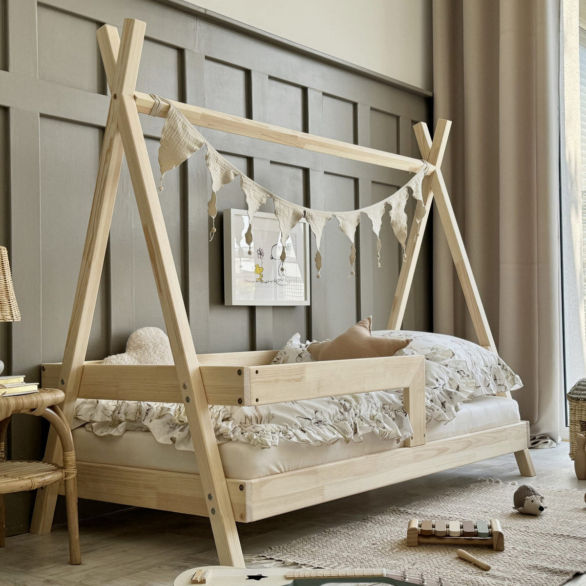 Tipiseng med Simpel Sengehest i Limet Fyrretræ i Flere Farver fra Raw Kids i farven Natur – fra Unique Beds, Home & Living