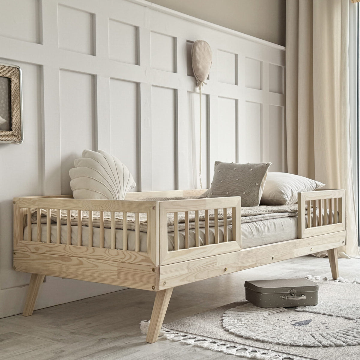 Verto Rungs Duo Børneseng med Midterindgang i Limet Fyrretræ i Flere Farver fra Raw Kids i farven Natur – fra Unique Beds, Home & Living