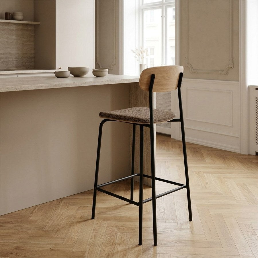Estepona Counterstol i Brun Polyester med Ryg i Natur Asketræ & Ben i Sort Stål fra House Nordic | B42,5xL49xH95 cm