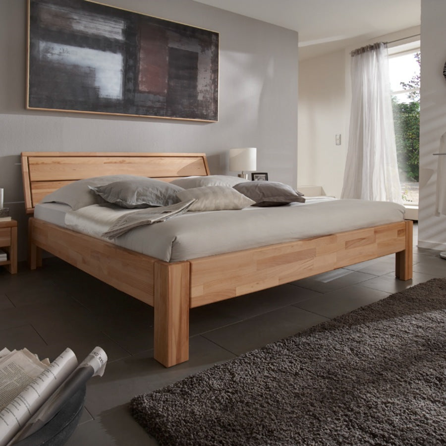High End Square Snedker Sengeramme i Kernebøg Stavlimet fra Raw Sleep med todelt sengegavl med ramme – miljøbillede fra Unique Beds, Home & Living