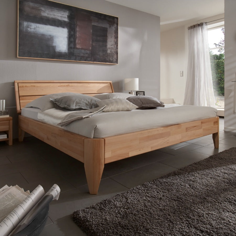 High End Tip Snedker Sengeramme i Kernebøg Stavlimet fra Raw Sleep med todelt sengegavl med ramme – miljøbillede fra Unique Beds, Home & Living