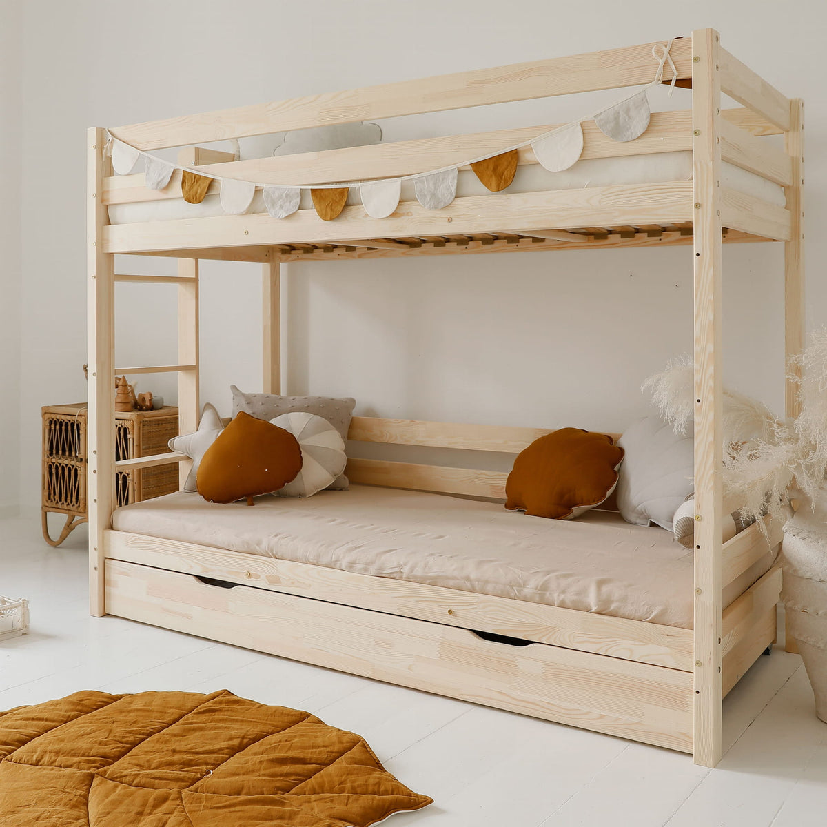 Køjeseng Basic Plus med Stige og Skuffe i Limet Fyrretræ fra Raw Kids, billede 1 fra Unique Beds, Home & Living