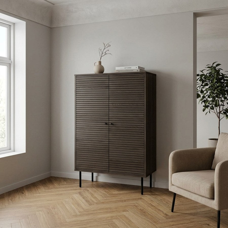 Kyoto Vitrineskab i Smoked Egetræ med 2 Låger & Ben i Sort Stål fra House Nordic | B80xD40xH130 cm