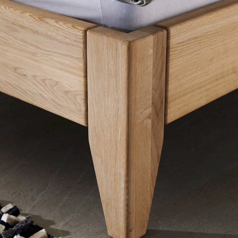 Leather Line Cone sengeben, firkantet og konisk, i Vildeg Bianco fra Raw Sleep – detaljefoto fra Unique Beds, Home & Living