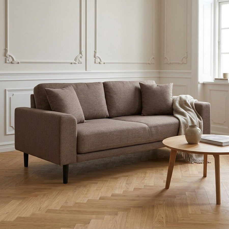 Lido 2,5 Personers Sofa i Brun Polyester med To Puder & Ben i Sort Træ fra House Nordic | B180xL93xH76 cm