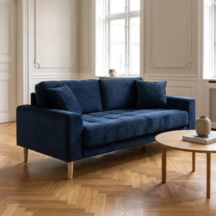 Lido 2,5 Personers Sofa i Mørkeblå Velour med Puder & Ben i Natur Bøgetræ fra House Nordic | SH39xSD65 cm