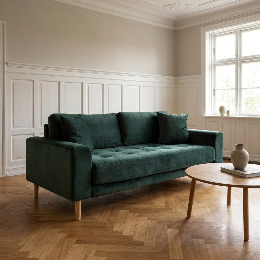 Lido 2,5 Personers Sofa i Mørkegrøn Velour med 2 Puder & Ben i Natur Bøgetræ fra House Nordic | B180xL93xH76 cm
