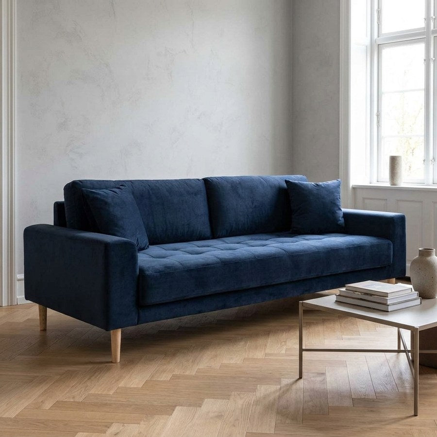 Lido 3 Personers Sofa i Mørkeblå Velour med To Puder & Ben i Natur Træ fra House Nordic | B210xL93xH76 cm