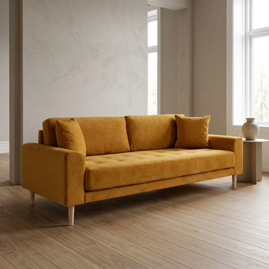 Lido 3 Personers Sofa i Sennepsgul Velour med To Puder & Ben i Natur Træ fra House Nordic | B210xL93xH76 cm