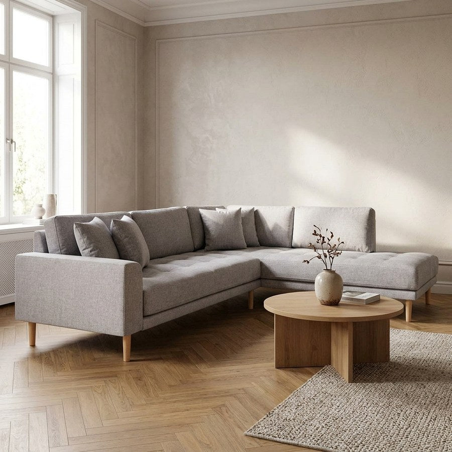 Lido Højrevendt Hjørnesofa med Åben Ende i Lysegrå Polyester med 4 Puder & Ben i Natur Træ fra House Nordic | B257xL220xH76 cm