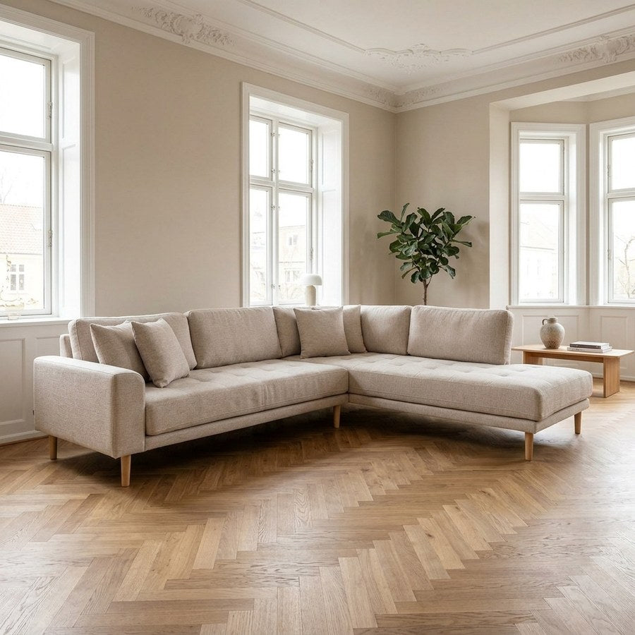 Lido Højrevendt Hjørnesofa med Åben Ende i Sand Polyester med 4 Puder & Ben i Natur Bøgetræ fra House Nordic | B257xL220xH76 cm