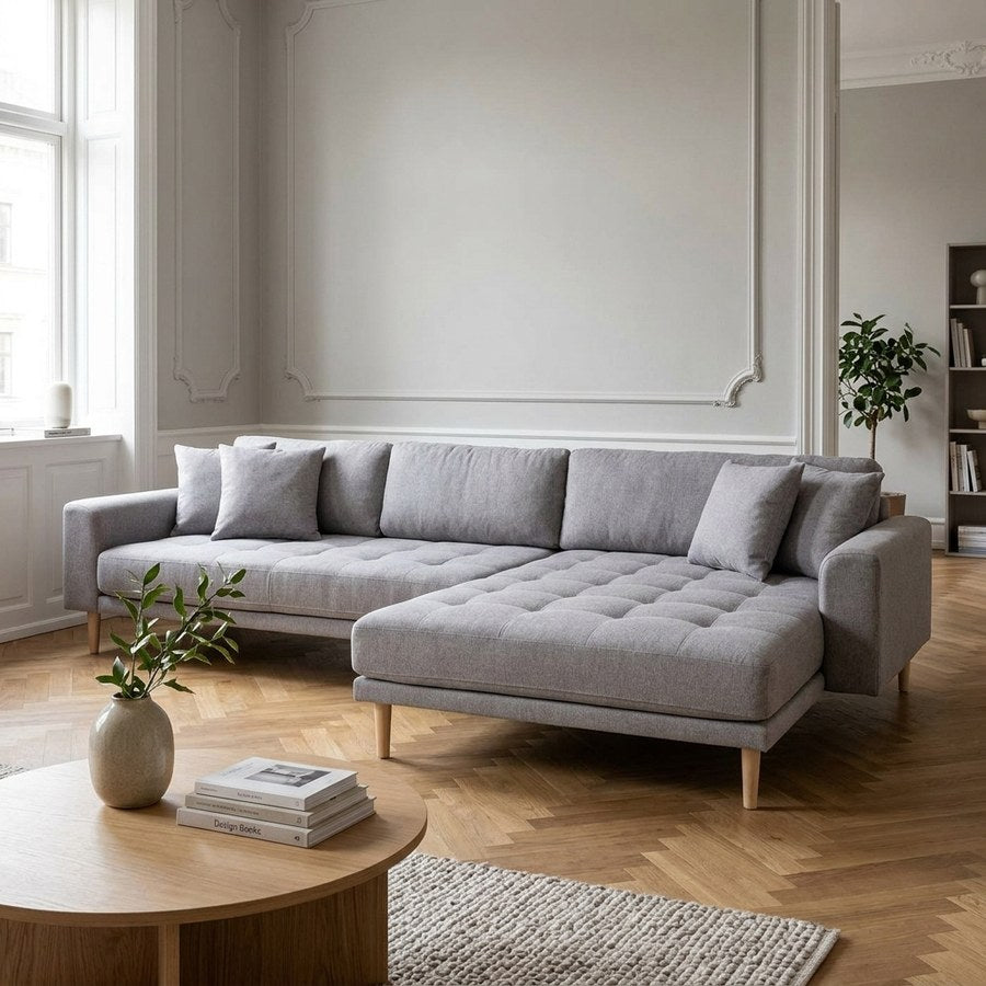Lido Højrevendt Loungesofa i Lysegrå Polyester med Fire Puder & Ben i Natur Træ fra House Nordic | B290xL170-92xH76 cm