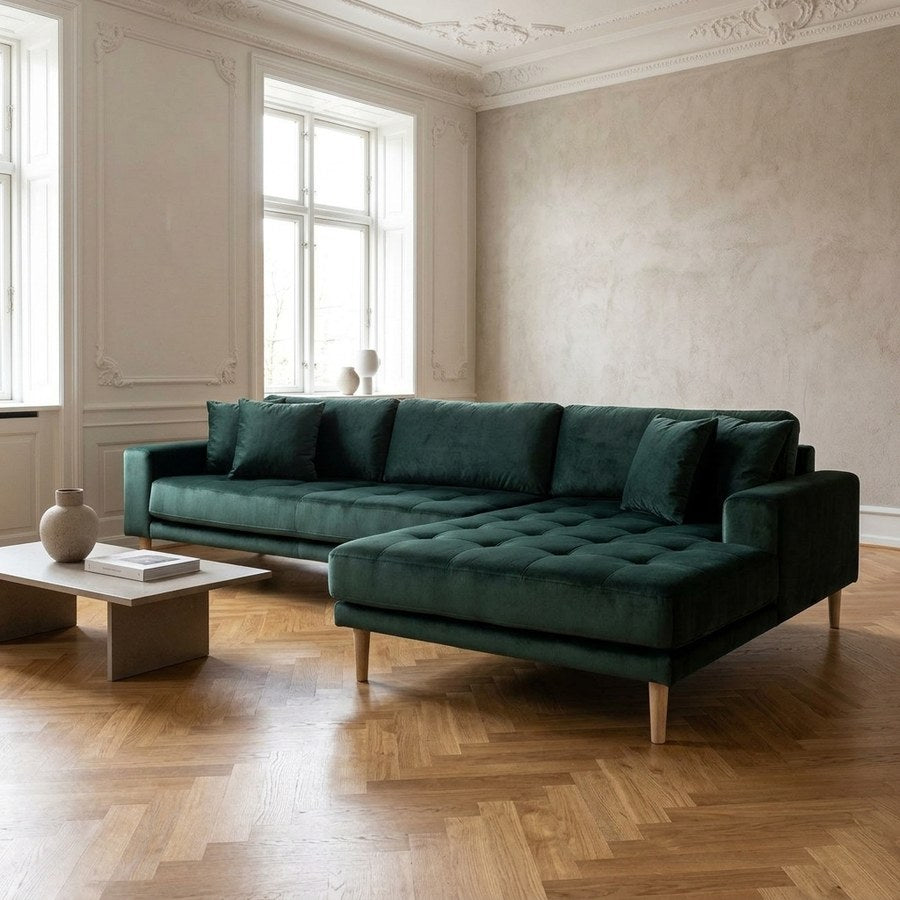 Lido Højrevendt Loungesofa i Mørkegrøn Velour med Fire Puder & Ben i Natur Træ fra House Nordic | B290xL170-92xH76 cm