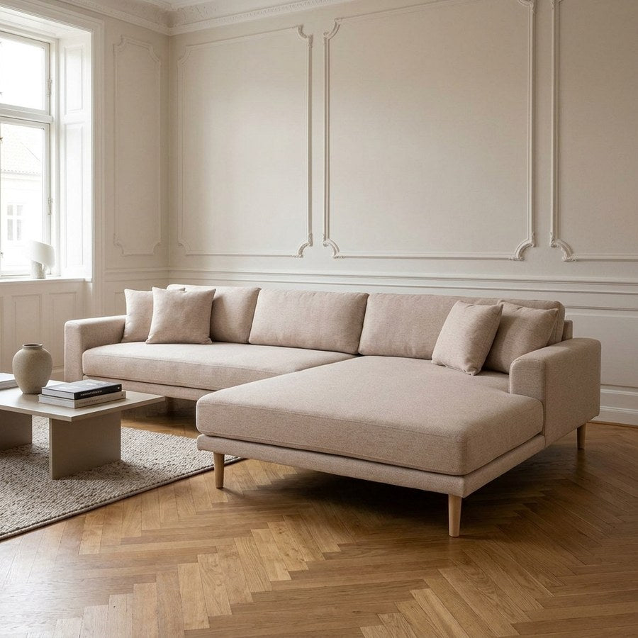 Lido Højrevendt Loungesofa i Sand Polyester med Fire Puder & Ben i Natur Bøgetræ fra House Nordic | B290xL170xH76 cm
