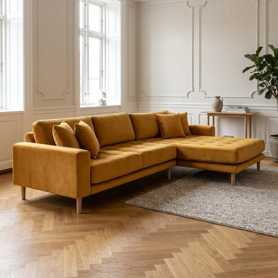 Lido Højrevendt Loungesofa i Sennepsgul Velour med 4 Puder & Ben i Natur Træ fra House Nordic | B290xL170xH76 cm