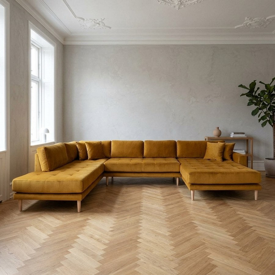 Lido U-Sofa Åben Ende Højrevendt i Sennepsgul Velour med Fire Puder & Ben i Natur Træ fra House Nordic | B370xL220xH76 cm