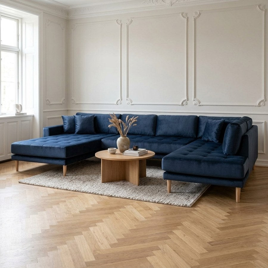 Lido U-Sofa Åben Ende Venstrevendt i Mørkeblå Velour med Fire Puder & Ben i Natur Træ fra House Nordic | B370xL220xH76 cm