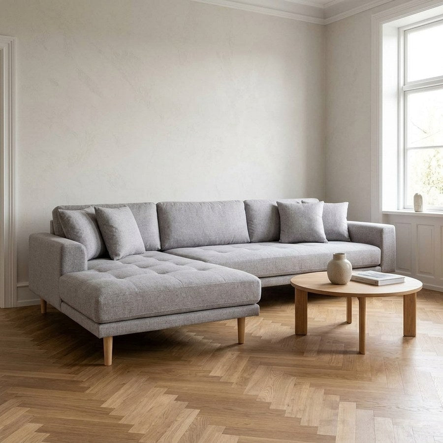 Lido Venstrevendt Hjørnesofa med Åben Ende i Lysegrå Polyester med 4 Puder & Ben i Natur Træ fra House Nordic | B257xL92-220xH76 cm