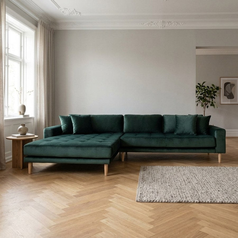 Lido Venstrevendt Loungesofa i Mørkegrøn Velour med Fire Puder & Ben i Natur Træ fra House Nordic | B290xL170-92xH76 cm