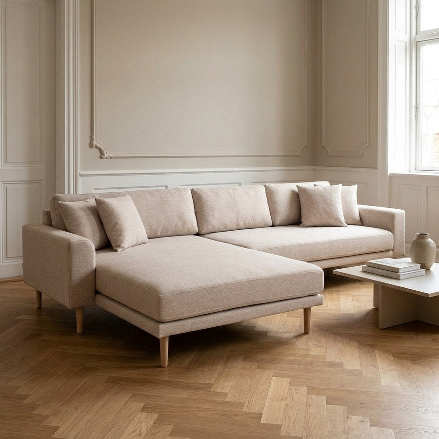 Lido Venstrevendt Loungesofa i Sand Polyester med 4 Puder & Ben i Natur Træ fra House Nordic | B290xL170xH76 cm