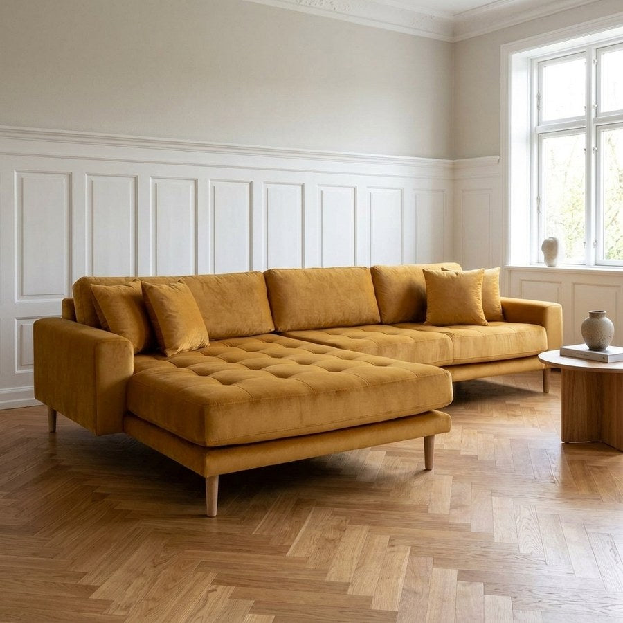 Lido Venstrevendt Loungesofa i Sennepsgul Velour med 4 Puder & Ben i Natur Træ fra House Nordic | B290xL170xH76 cm
