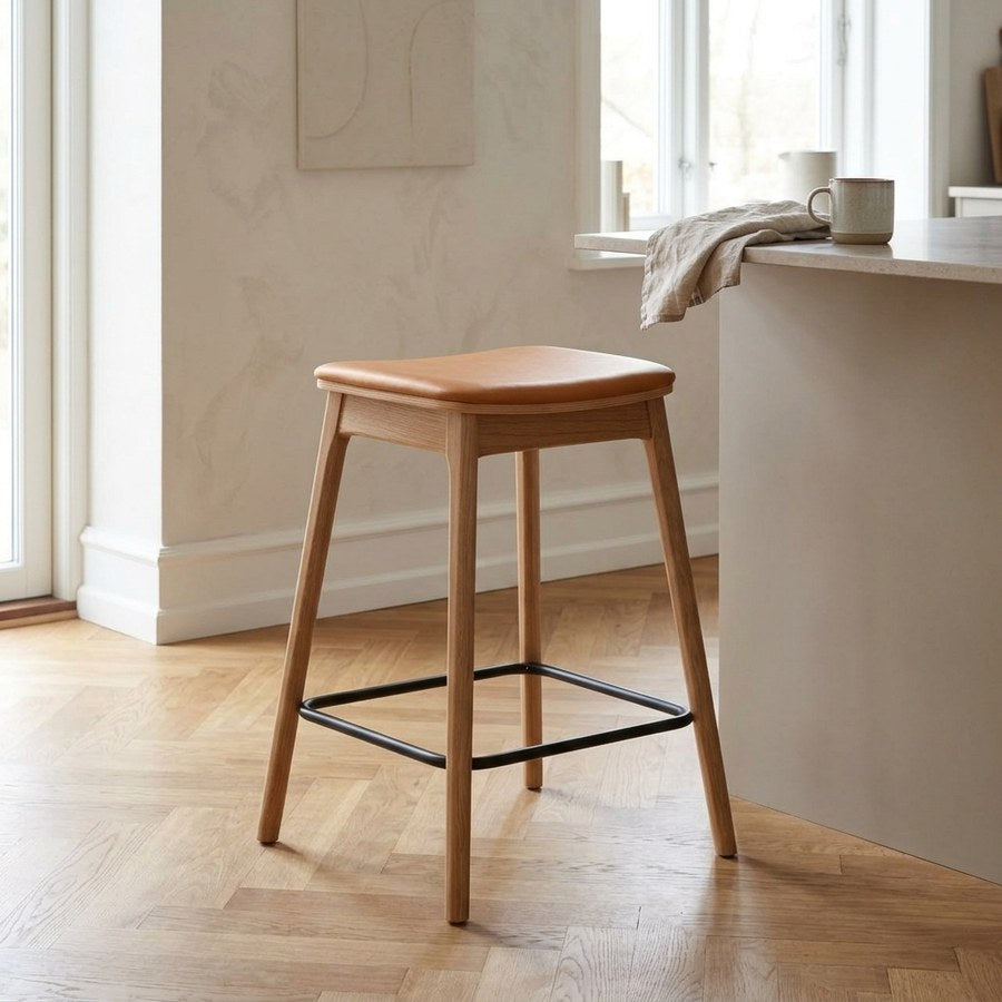 Livo Counterstol i Tan PU Læder & Ben i Natur Egetræ fra Unique Furniture | B50xD47xH64 cm