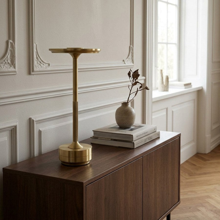 Lyneham Genopladelig Bordlampe i Messing Aluminium fra House Nordic | Ø13xH28,5 cm