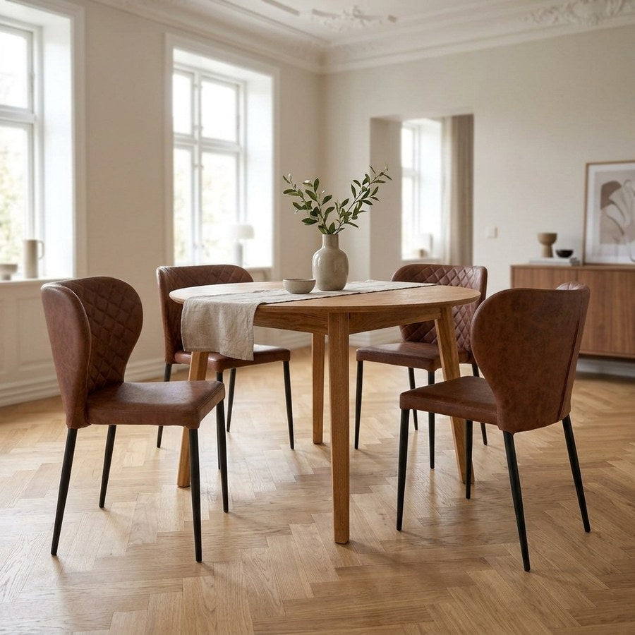 Metz Spisebordssæt med Pisa Spisebordsstole i Natur/Brun Egetræ & Kunstlæder fra House Nordic | 4 Stole & 1 Bord