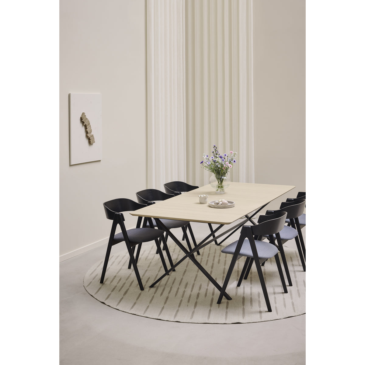 Hvidpigmenteret eg, mat lak / Cross-understel – Meza Rounded Spisebord med Udtræk og Valgfrit Understel fra Dining by Hammel – miljøbillede – fra Unique Beds, Home & Living